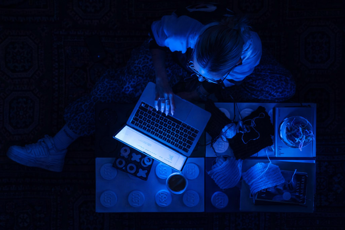 Cómo evitar los daños de la luz azul, las pantallas y fatiga cutánea